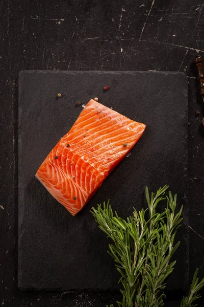 Siyah üzerinde bir parça balık