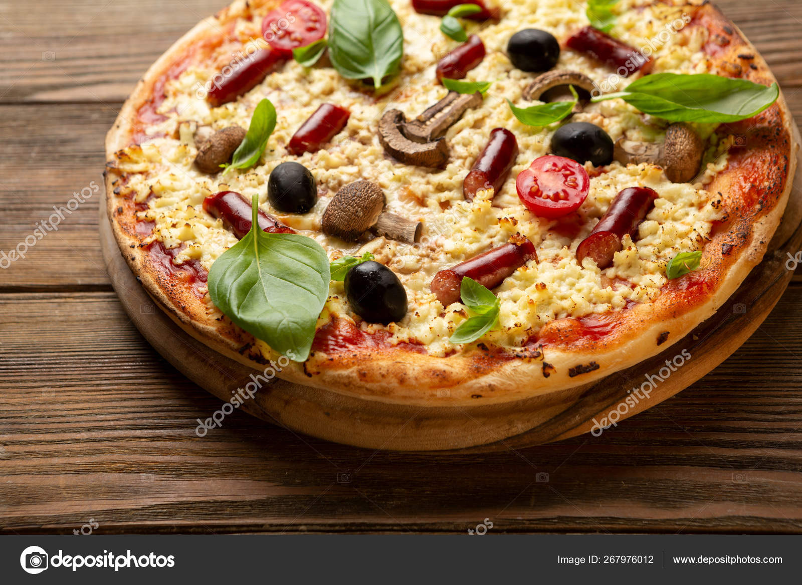 Hausgemachte Frische Pizza Lebensmittel Aus Nachster Nahe Stockfoto C Olhaafanasieva
