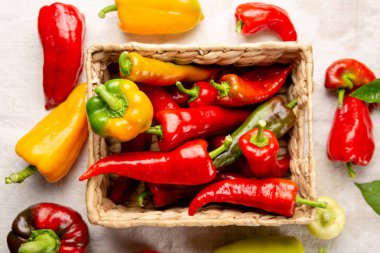 Kutuda taze kırmızı kırmızı biber, yukarıdaki sebzeler