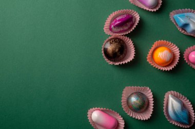 Yeşil zemin çikolata candyon