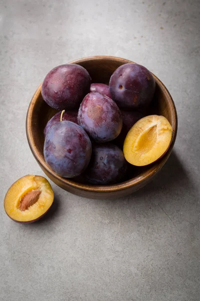 Ciruelas frescas en cuenco de madera — Foto de Stock