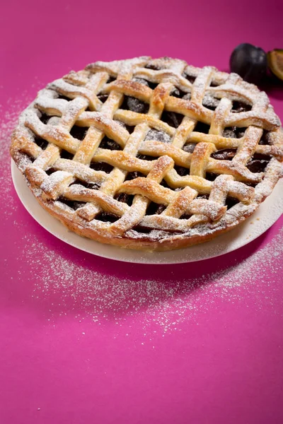 Fresh sweet pie on pink background — Stock Photo, Image