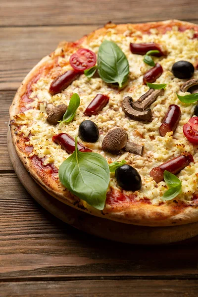 Pizza met kaas, eten close-up — Stockfoto