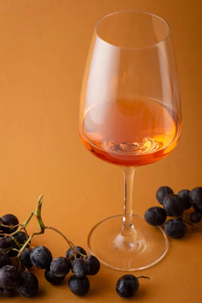 Una copa de vino y uvas — Foto de Stock
