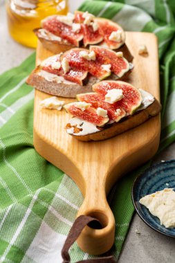 Peynir ve incir tost