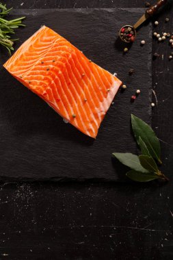 Arduvaz üzerinde çiğ somon biftek