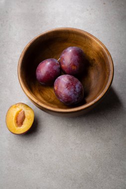 Beton üzerinde organik taze erik 