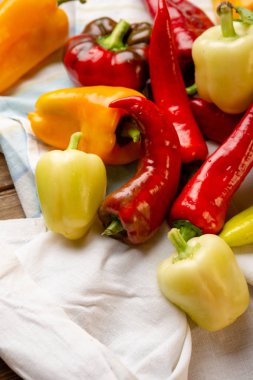 Kırmızı ve sarı kırmızı biber hasadı