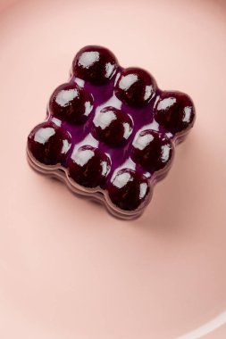 Pembe arka plan üzerine modern pasta