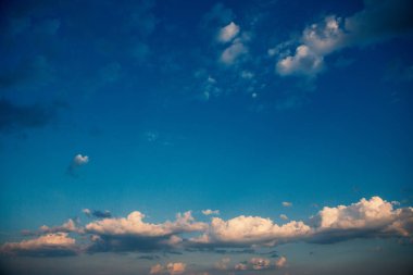 Mavi gökyüzünde beyaz bulutlar