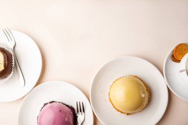 Tabak üst görünümünde modern tatlı