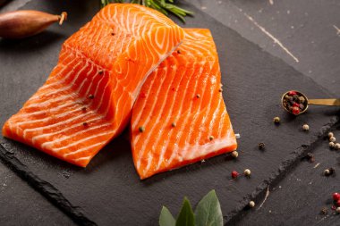 Kayrak üzerinde iki somon fileto