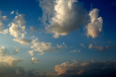 beyaz bulutlar karanlık gökyüzü üzerinde