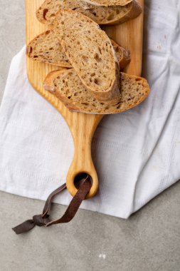 Dilimlenmiş ekmek kesme tahtası üzerinde