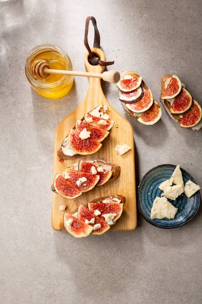 Queso e higos bruschetta — Foto de Stock