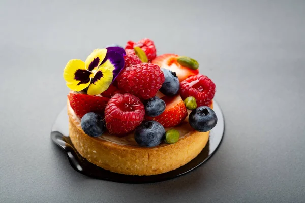 Mini taart met verse bessen — Stockfoto