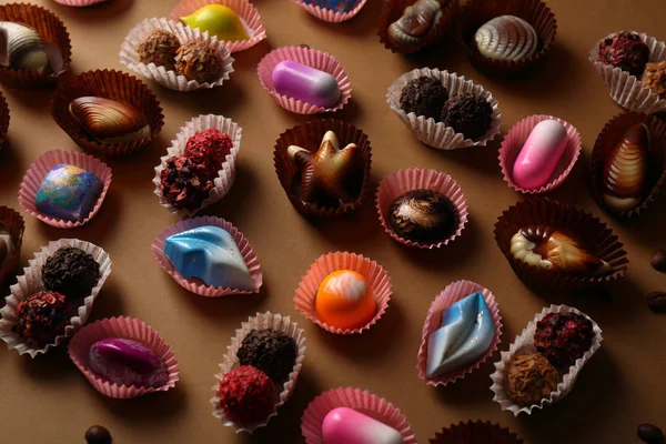 Schokolade und Trüffel auf braunem Papier — Stockfoto
