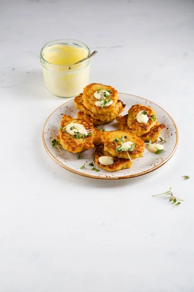 Buñuelos de cereales con salsa en el plato — Foto de Stock