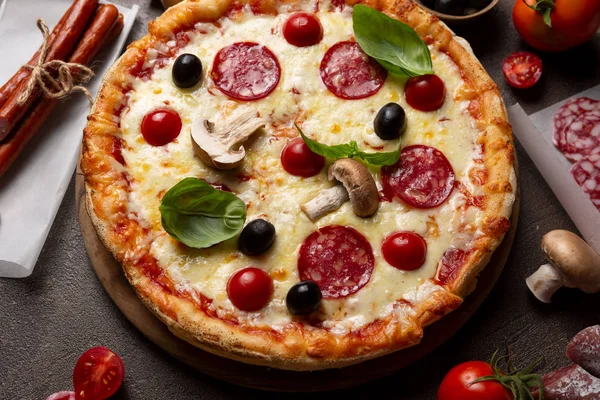 Pizza italiana saborosa com cogumelos e mea — Fotografia de Stock