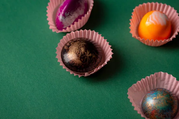 Tatlı çikolata bonbon koleksiyonu, gıda yakın çekim — Stok fotoğraf