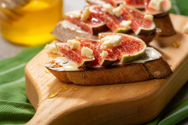 Bruschetta dulce con queso e higos —  Fotos de Stock