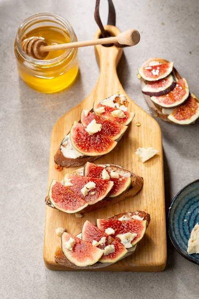 Bruschetta dulce con queso y frutas —  Fotos de Stock