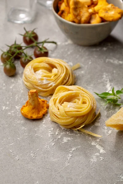 Rå pasta och färska champinjoner. mat närbild — Stockfoto