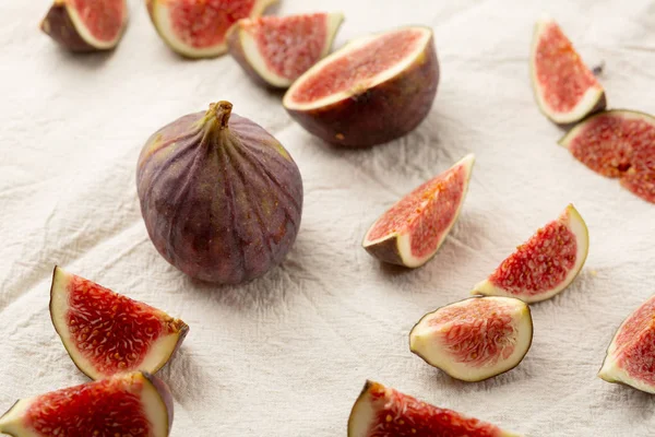 Fresh figs sliced on linen — Stock Photo, Image