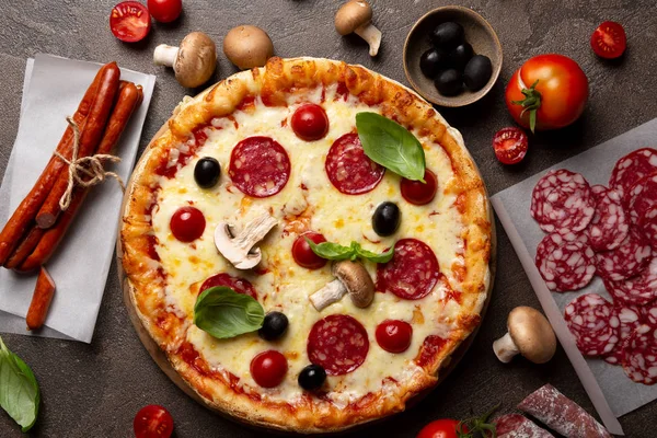 Моцарелла и пицца с салями с грибами — стоковое фото