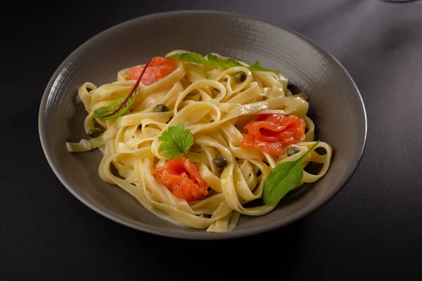 Massa fettuccina com peixe vermelho — Fotografia de Stock