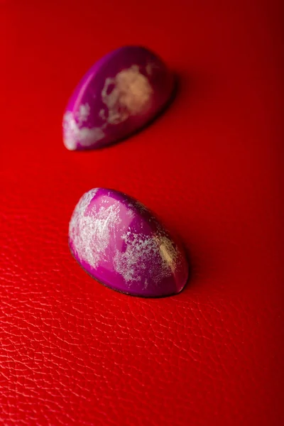 Due bonbon rosa su sfondo rosso — Foto Stock