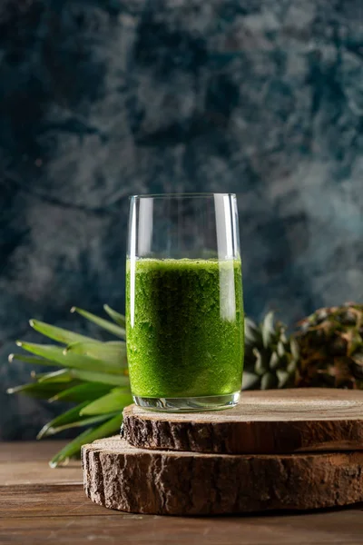 Batido desintoxicante verde sobre madera — Foto de Stock