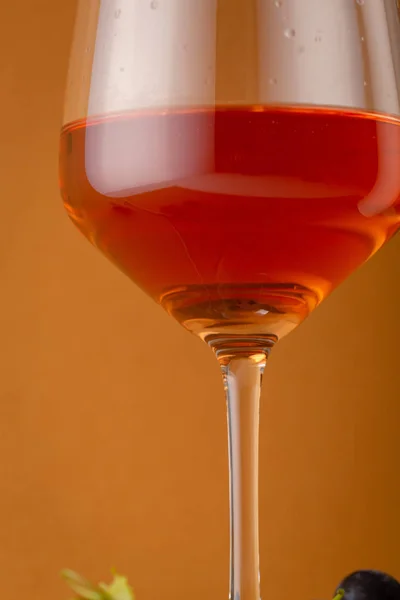 Рожеве вино в келиху, концепція вина — стокове фото