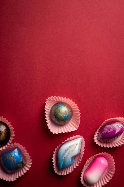 Kırmızı çikolata bonbon seti arka plan — Stok fotoğraf