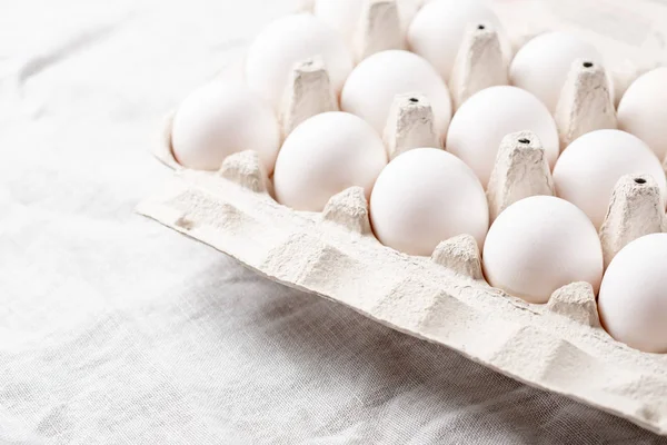 Ovos brancos em papel e espaço de cópia — Fotografia de Stock