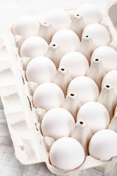 Ovos brancos em pacote de papel — Fotografia de Stock
