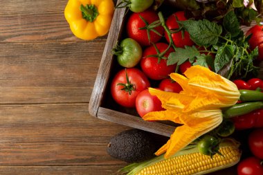 Ahşap sandıkta yer alan taze sebzeler
