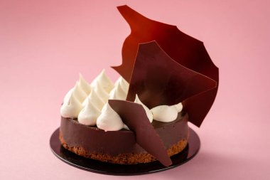 pembe bir arka plan üzerinde çikolatalı kek