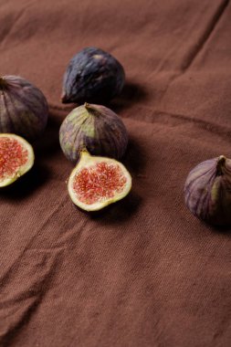 Kumaş ta taze incir meyveleri