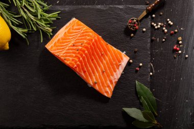 Kayrak üzerinde çiğ balık Biftek