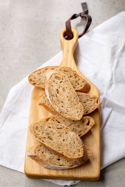 Szeletelt kenyér fa deszka darabolására — Stock Fotó