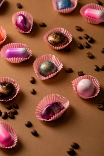 Conjunto de bombones de chocolate de lujo y granos de café —  Fotos de Stock