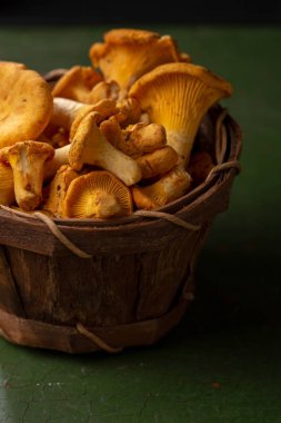 Sepette taze chanterelles mantar