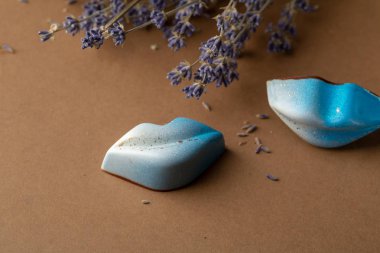 Dudak şeklinde bonbon, aşk konsepti