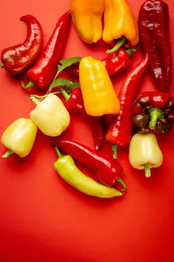 Kırmızı arka planda sarı ve kırmızı kırmızı biber