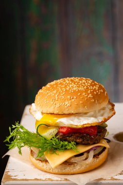 Sığır eti ve yumurta yakın-u ile Burger