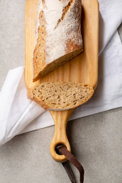 ボード上のパンの焼きたてのパン — ストック写真