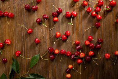 Ahşap arka plan üzerinde taze kiraz