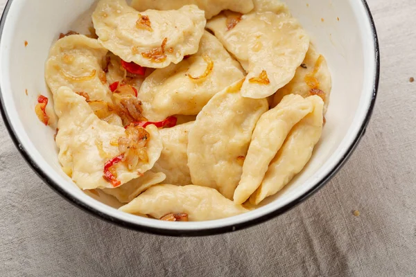 Ryska dumplings med potatis i vit emalj skål — Stockfoto