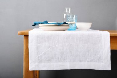 Ahşap masa üzerinde Beyaz masa lar giysiler